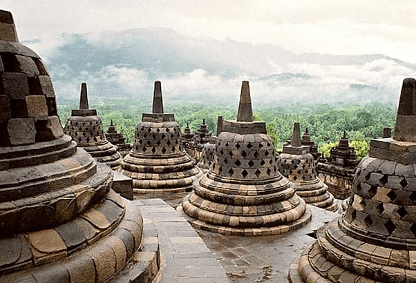 stúpy na vrcholu Borobuduru